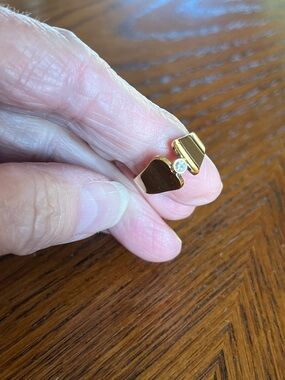 Avon Gold Tone Captured Rhinestone Ring Size 4.5
